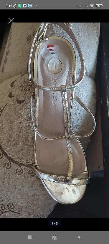 bas: River Island qadın sandaleti - Rəng: qızılı (metallic parıltılı). - — 2