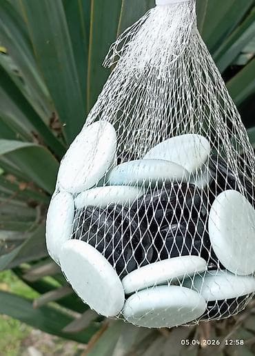 qaşıq desti: Ağ və qara dekorativ çınqıl daşları – tor şəbəkə kisədə set. - — 1