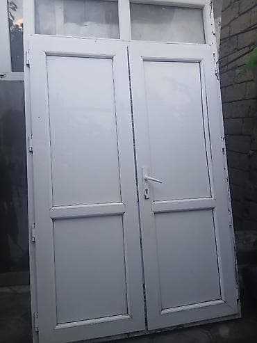 mdf qapi: Ağ rəngli iki taylı qapı satılır. Qapı üst hissəsində şüşəli bölmə ilə — 1