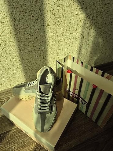 qadın cəkmələri: Tezedı,geynılmeyıb 75azn alınıb satılır kadın idman ayaqqabısı – — 1