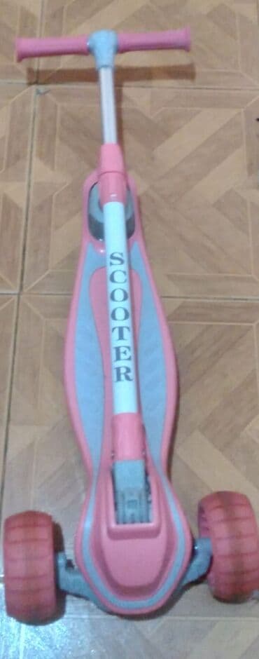 Uşaq skuterı – 3 təkərli, çəhrayı-boz rəngdə. 65 kg ağirlik göturu