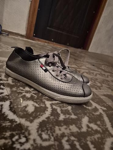 Krasofkalar və idman ayaqqabıları: Dəri görünümlü gündəlik idman ayaqqabısı - Rəng: metalik boz - Model — 1