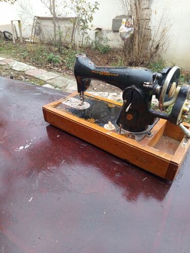 Qədim xalçalar: Mexaniki tikiş maşını – klassik, əl qolu ilə idarə olunan model. 60 — 1