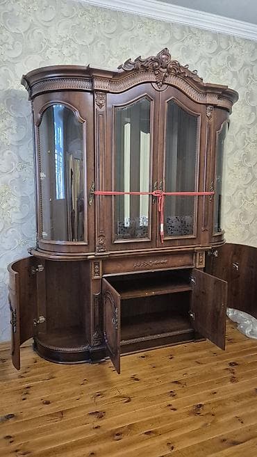 Klassik üslubda vitrin-bufet - Material: tünd qoz rəngli ağac