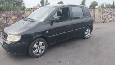 lapet qoşqu: Ön hissəsində Hyundai loqosu və "H" emblemi olan qara rəngli Hyundai — 3