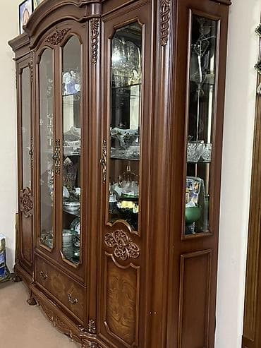 Klassik vitrin-bufet - Material: təbii ağac karkas, zəngin qəhvəyi
