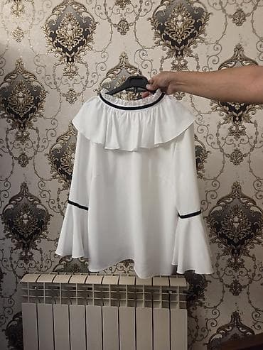 Ağ rəngli qadın bluzası - Model: volanlı və enli qol detallı bluz -