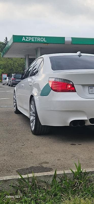 bmw satılır: BMW 5 Series (E60) sedan – ağ rəng, M paketli görünüş - Kuzov: 4 — 5