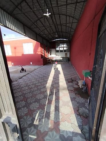 gencede ev: Satılır: həyət evi - Daş hasarlı, dəmir darvazalı həyət. Ön hissədə — 2