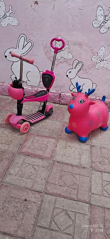 Uşaqlar üçün çəhrayı rəngdə, çoxfunksiyalı skuter. Bu skuter üç — 2