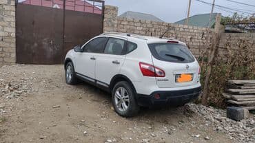 nisan tiyana: Nissan Qashqai, ağ rəngli, 5 qapılı kompakt krossover. Mator tok — 1