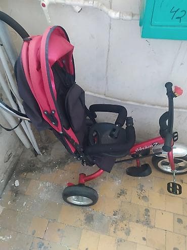 velosıbet: Qırmızı rəngli, oturacağı qara olan uşaq üçtəkərli velosipedi — 1