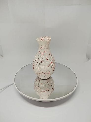 liliya gülü: Bir vaza, Keramika — 2