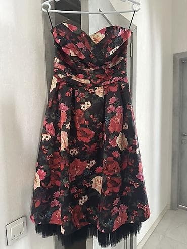 qara brilyant: Qolsuz, çiçək naxışlı kokteyl paltarı - Rəng/palitra: qara fon — 1