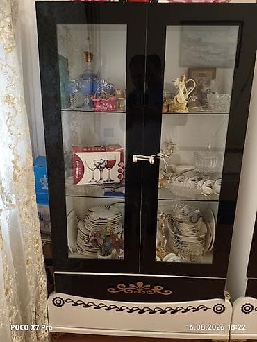 islenmis panel radiatorlar: Qonaq otağı üçün şüşəli vitrin mebel dəsti. Dəst 2 hissədən ibarətdir — 3