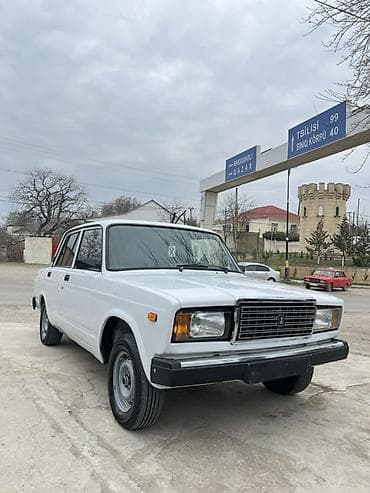 disklər təkərlər: VAZ 2107 sedan – klassik dizaynlı, ağ rəngdə. Texniki və dizayn — 3