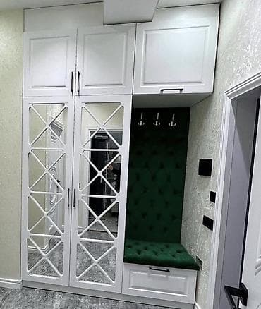 Ağ rəngli, giriş üçün funksional dəst: iri qapılı dolab, güzgülü fasad