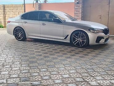 BMW 5 Seriyası sedan – gümüş rəngdə, M paket vizual komplekti ilə