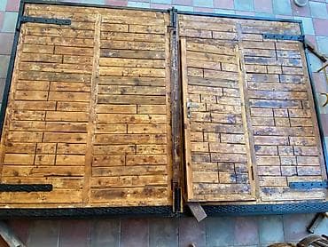 pencere qapi: Dəmir karkaslı (şveller) taxtadan əl işi darvaza satılır. - Material — 2