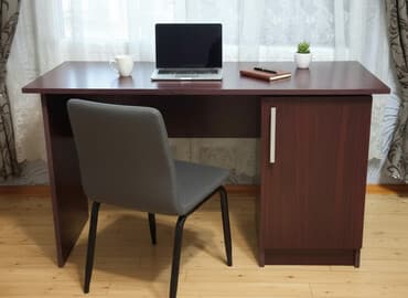 şüşə polka: Düz masa, Polkalı, Siyirməsiz, Sadə laminat — 1