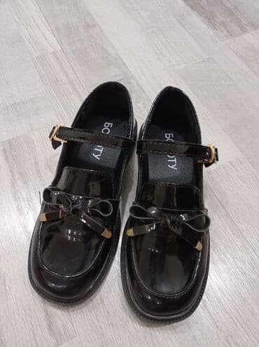 Pencəklər: Ayaqqabi cemi bir defe bir nece saatliq geyilib. qiymet sondur. Razmer — 2