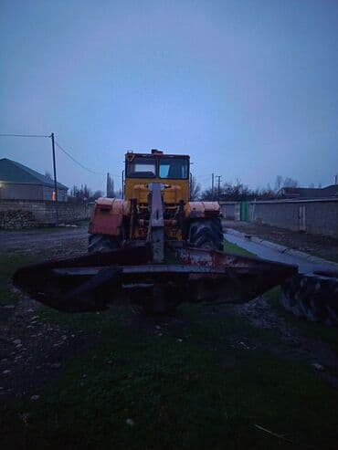 yer qazan traktor: Sarı rəngli iri ölçülü Kirovets tipli 4x4 təkərli traktor/artsı — 5