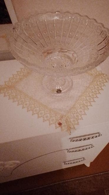 qab qaca: Şüşə meyvə/qəlyanaltı qabı – ayaqlı, dekorativ relyefli dizayn. - — 1