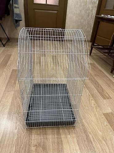 Quş qəfəsi - Material: ağ rəngli metal tor, davamlı və havalanmanı