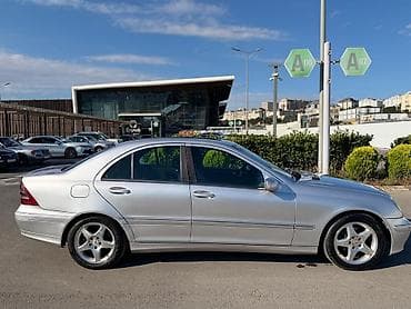 range rover stop: Mercedes-Benz C-Class sedan, gümüşü rəng. - Kuzov: 4 qapılı sedan — 1