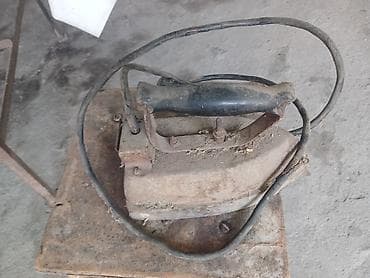 Köhnə model elektrik ütüsü - Material: metal gövdə, istiliyə davamlı