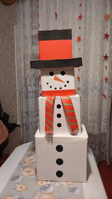 yeni il qutuları: Qardan adam yeni il dekoru kartondan hazırlanıb bu nümunə üçündür — 3