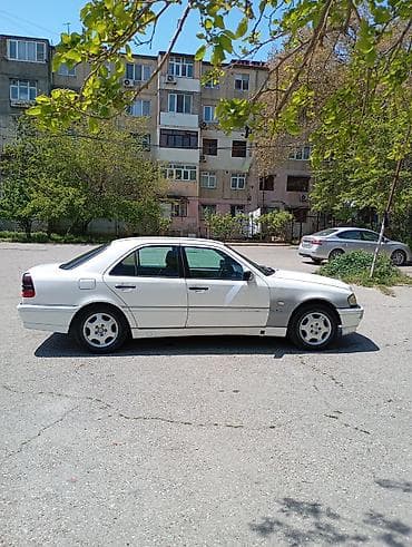 Nəqliyyat: Mercedes-Benz C-Class sedan (W202), ağ rəng. - Kuzov: 4 qapılı sedan — 3
