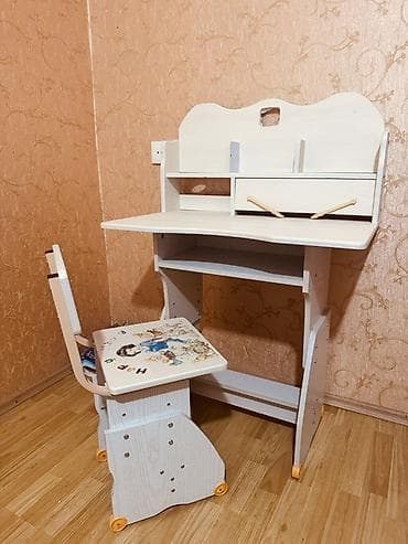 şuşə stol: Uşaq üçün yazı masası və stul dəsti - - Üstdə təşkilatçı bölmələri — 1
