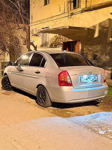Hyundai Accent: 1.4 l | 2007 il Sedan — 2