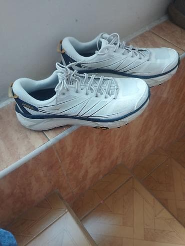 rende: HOKA One One kişi qaçış krossovkaları - Rəng: ağ, lacivərt detallarla — 1