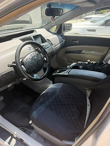 e39 guzgu: Toyota Prius (2-ci nəsil) hibrid hetçbek - Gümüşü rəng, 5 qapılı — 2
