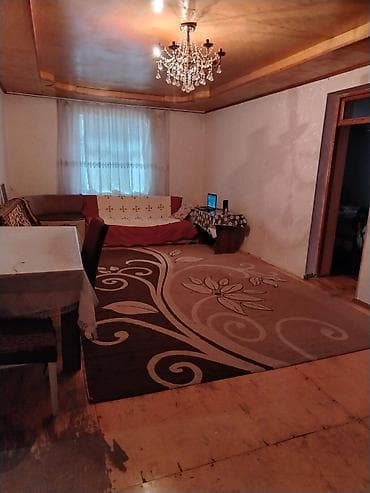 gencede ev: Satılır: 4 otaqlı həyət evi Xüsusiyyətlər: - Geniş zal: yemək masası — 3