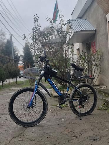 ucuz velosiped satisi: Mavi və qara rənglərdə olan bu dağ velosipedi möhkəm çərçivəyə və ön — 2