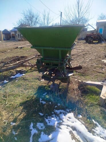 Kənd təsərrüfatı üçün mineral gübrə səpən (traktora qoşulan) - İki