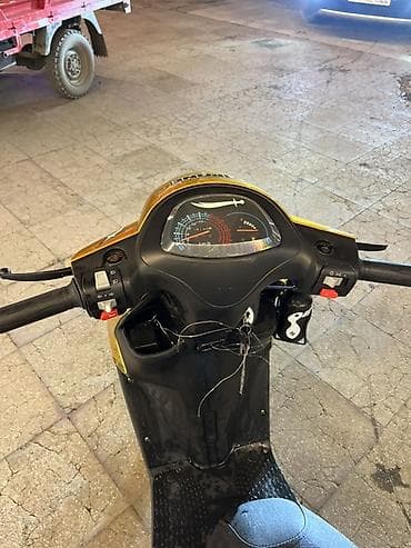 Su nəqliyyatı: 2025 ziq zaq 
- Rəng: qızılı/sarı, qara detallarla — 9