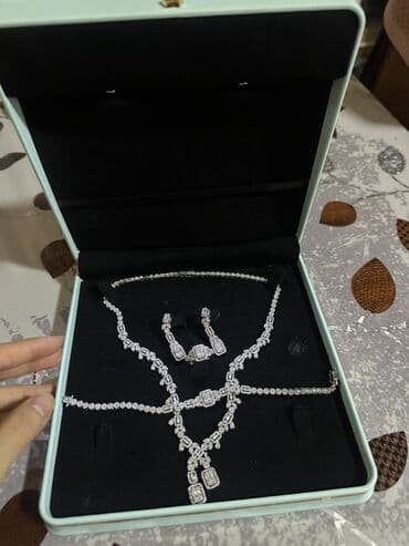 Dəstə daxildir: Boyunbağı, Gümüş