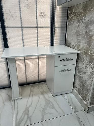 Manikür masası. Açılıb yığılandır. Lak üçün polkası da var. Ünvan Həzi