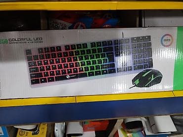 Yenidir Isiqli klavyatura ve maus bir yerde