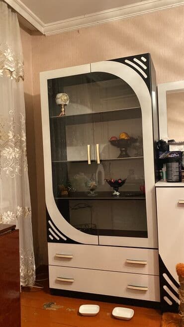 Şüşəli dolab vitrini, İşlənmiş