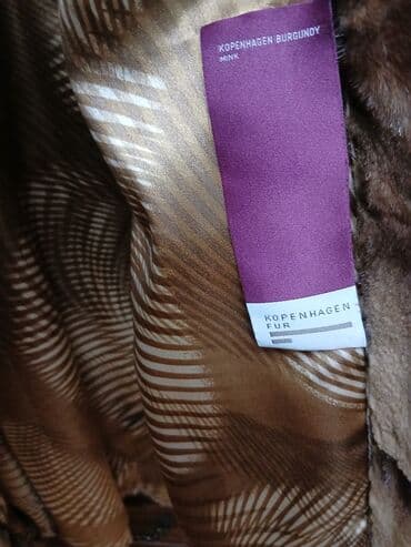 женские свитера с мехом: Zərif rəng çalarları ilə qadın xəz paltosu. Paltarın ön hissəsində iri — 3