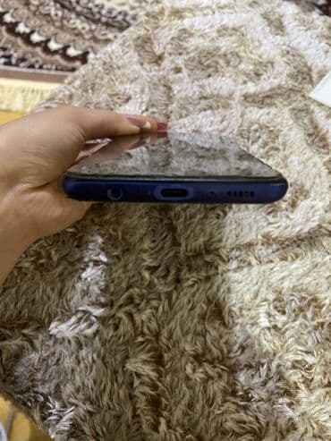 телефон fly iq4516 octa: Smartfon – orta sinif Android model - Arxa tərəfdə dörd linzalı kamera — 4