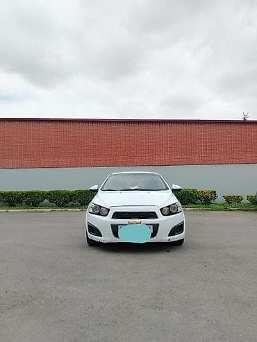 opel astra furqon: Chevrolet Aveo sedan – ağ rəng, şəhər üçün qənaətcil və rahat kompakt — 1