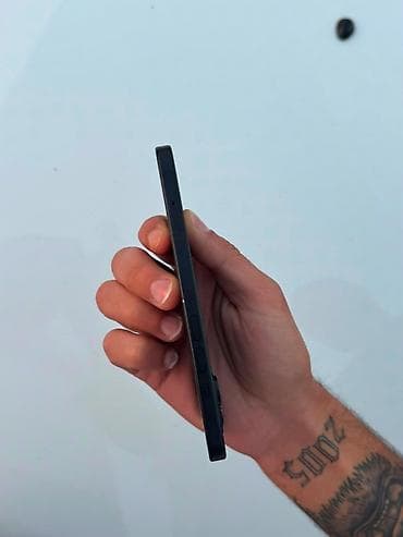 92: IPhone 15, 128 GB, Face ID — 4