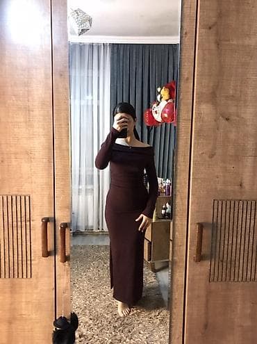 Qadın paltarı – bordo rəng, uzun, bədənə oturan - Model: off-shoulder