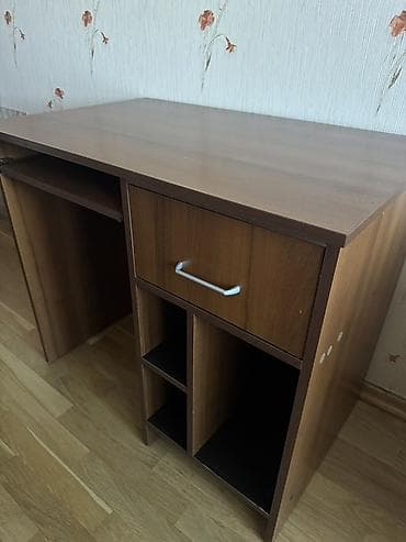 istolar: Düz masa, Polkalı, Siyirməli, Sadə laminat — 1